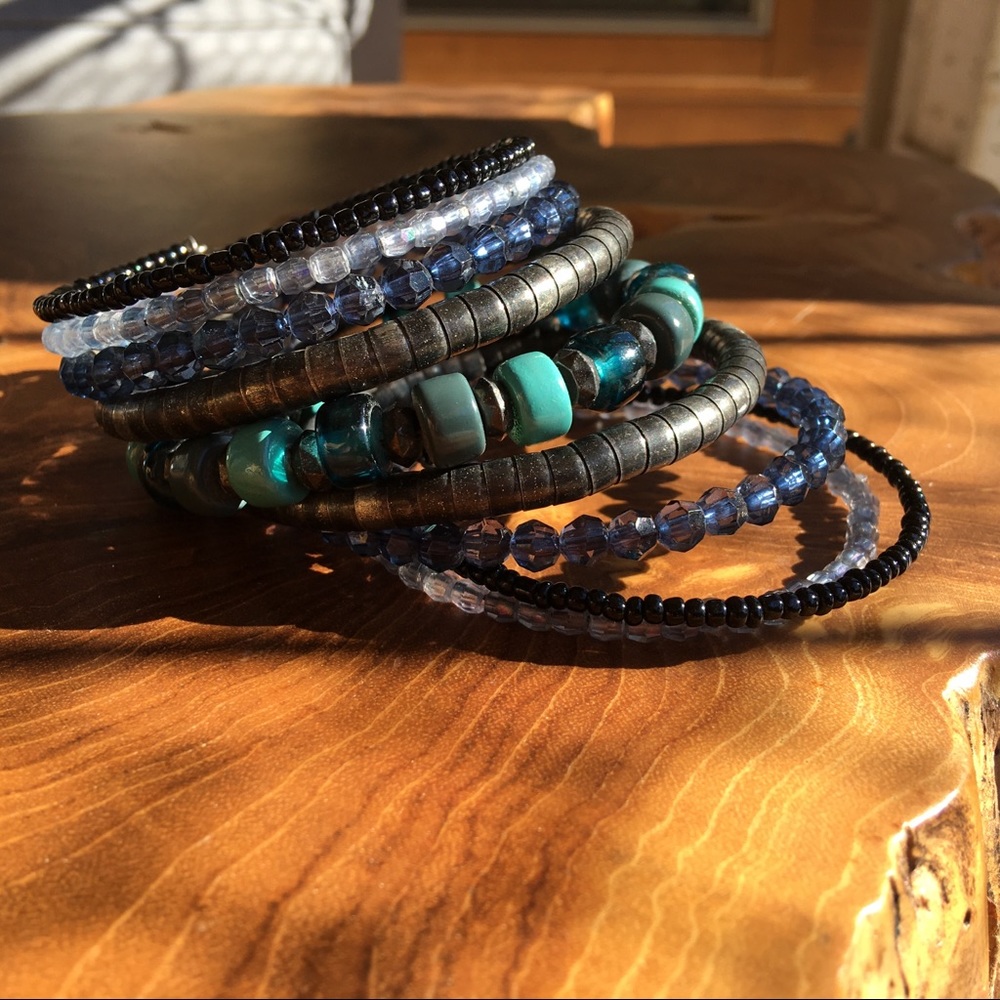 Slinky beaded bracelet from the 90s era, with cool and bold hues of blues. - Picture 3 of 6